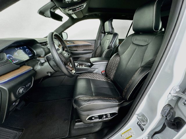 Used 2025 Jeep Grand Cherokee Summit w/ Obsidian Package AWD/4WD image 25