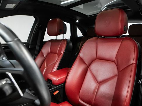 Certified 2023 Porsche Macan AWD/4WD image 5