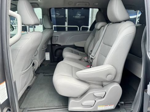 Used 2017 Toyota Sienna XLE w/ XLE Navigation Package FWD image 18