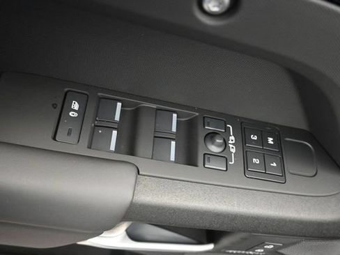 Used 2025 Land Rover Defender 110 V8 AWD/4WD image 23