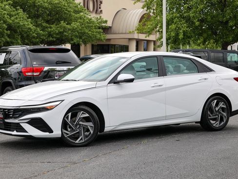 Used 2024 Hyundai Elantra Limited FWD image 16