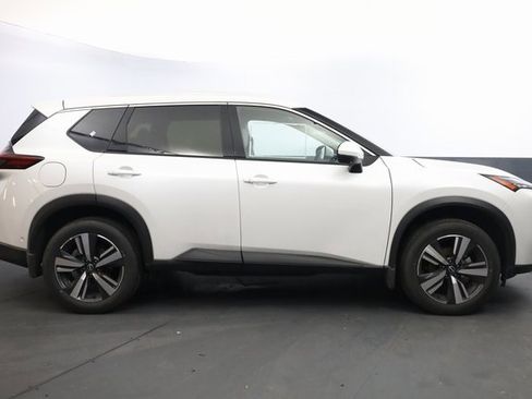 Certified 2025 Nissan Rogue SL image 3