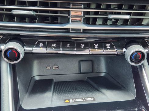Used 2024 Chevrolet Traverse RS FWD image 19