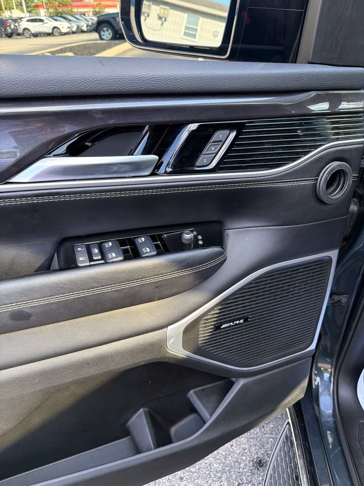 Used 2023 Jeep Wagoneer 4WD w/ Premium Group I image 10