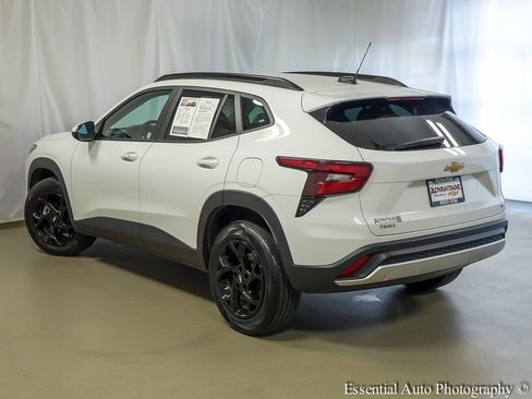 Used 2025 Chevrolet Trax LT w/ LT Convenience Package FWD image 8