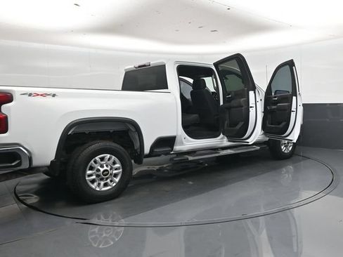 Used 2022 Chevrolet Silverado 2500 LT AWD/4WD image 46