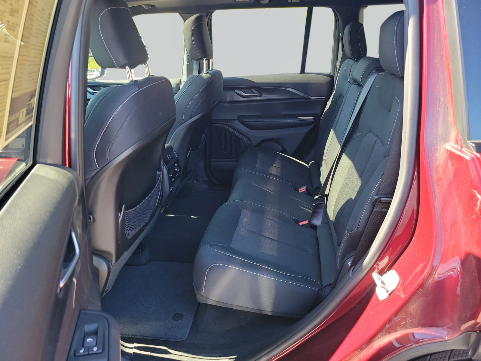 Used 2025 Jeep Grand Cherokee Laredo X w/ Luxury Tech Group I RWD image 29