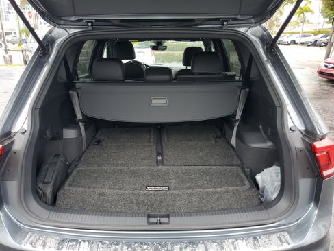 Used 2022 Volkswagen Tiguan SE R-Line image 11