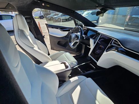 Used 2018 Tesla Model X 75D image 16