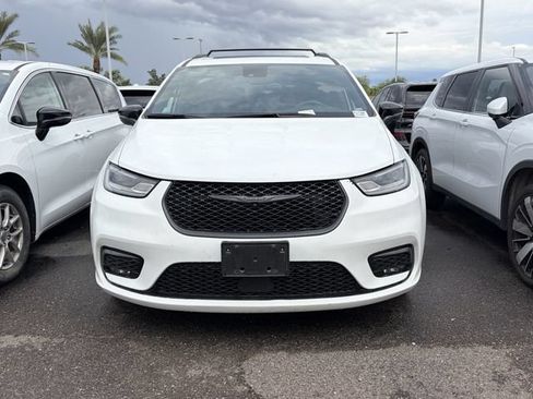 Used 2025 Chrysler Pacifica Limited FWD image 2