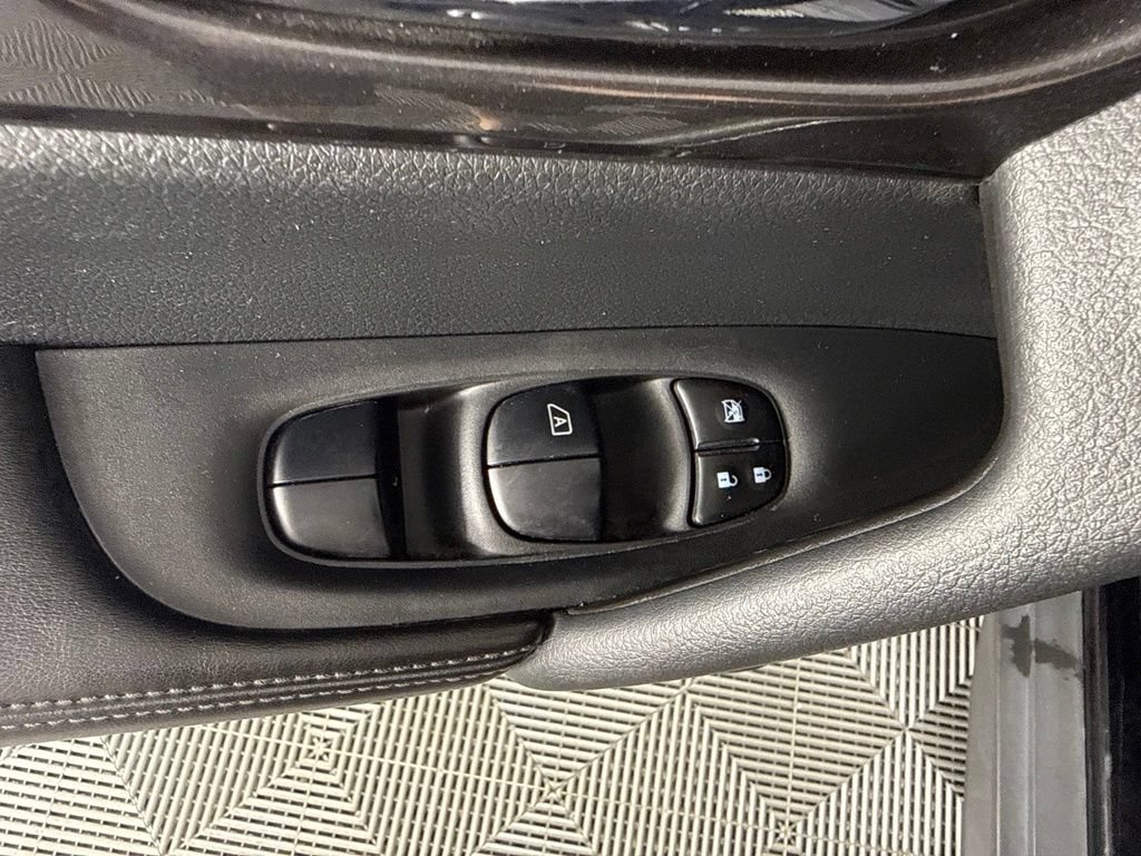 Used 2020 Nissan Rogue SV w/ Premium Package AWD/4WD image 13