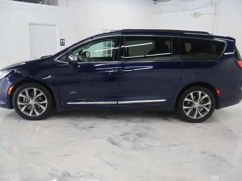 Used 2019 Chrysler Pacifica Limited w/ Tire & Wheel Group FWD image 4