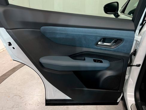 New 2025 Nissan Ariya Platinum image 18