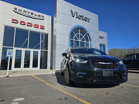 New 2026 Chrysler Pacifica Select image 2