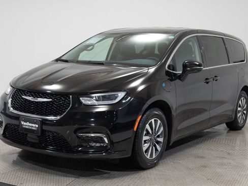 Used 2024 Chrysler Pacifica Limited FWD image 5