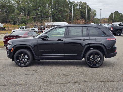 New 2025 Jeep Grand Cherokee Altitude image 12