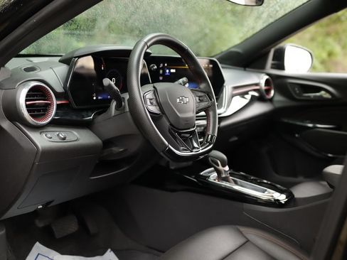 Used 2025 Chevrolet Trax RS w/ Sunroof Package FWD image 9