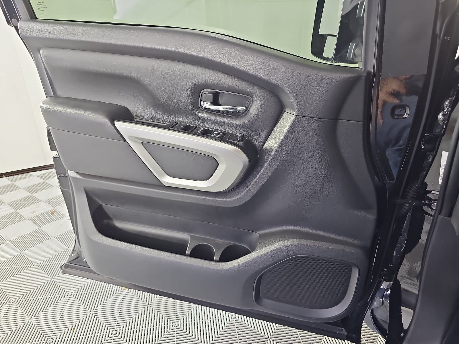 Used 2023 Nissan Titan SV w/ SV Convenience Package RWD image 25