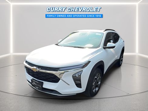 Used 2024 Chevrolet Trax LT w/ Sunroof Package FWD image 6
