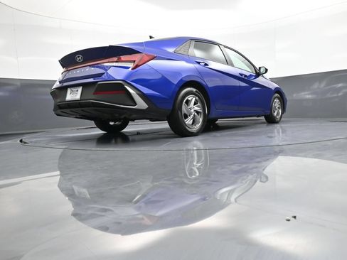 Certified 2025 Hyundai Elantra SE w/ Cargo Package FWD image 29