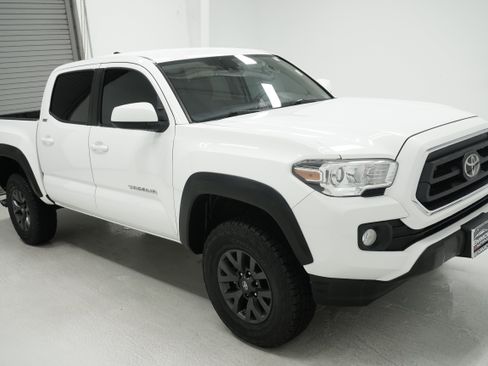 Used 2021 Toyota Tacoma SR5 w/ SR5 Appearance Package (SM) RWD image 3