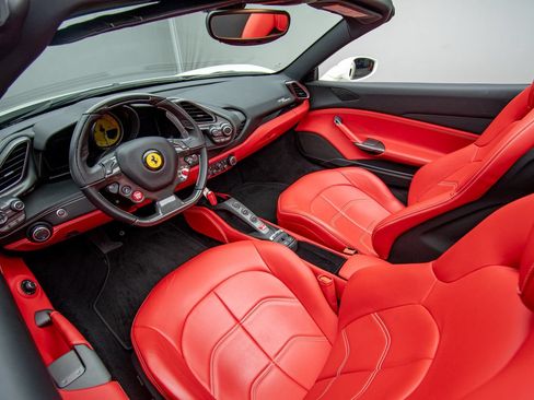 Used 2019 Ferrari 488 Spider RWD image 18
