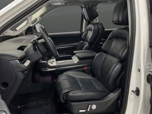 Used 2025 Lincoln Navigator Reserve image 9