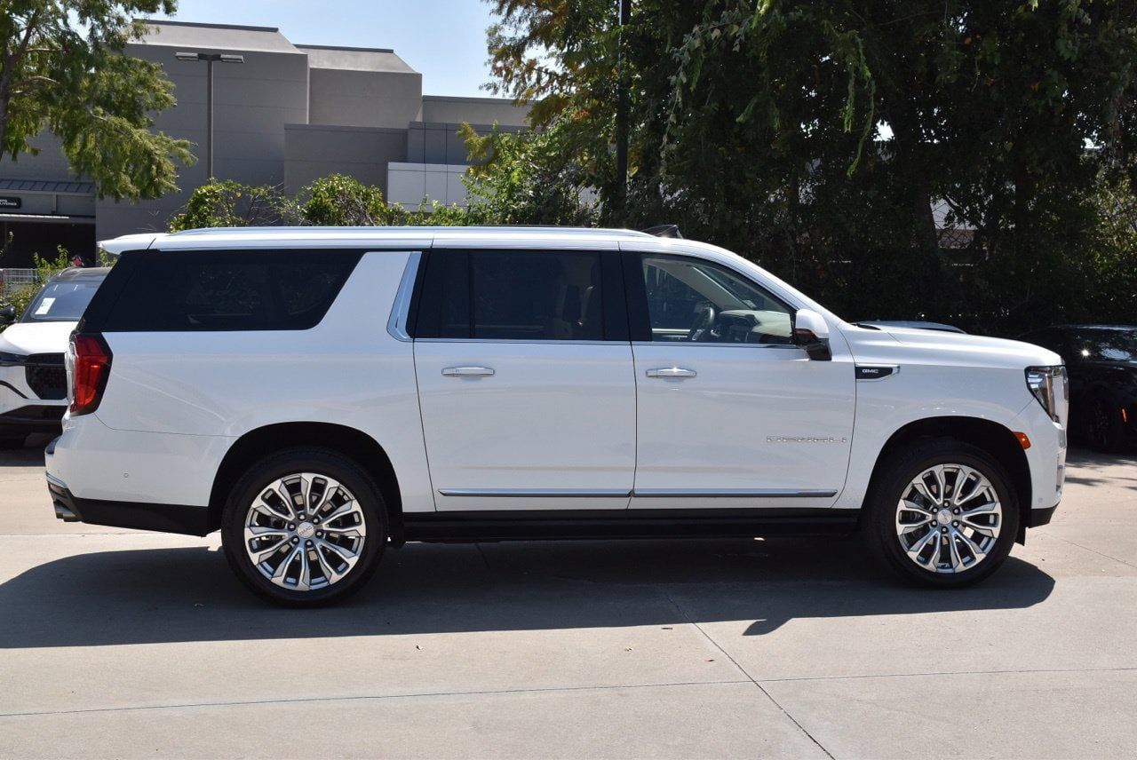 Used 2024 GMC Yukon XL Denali w/ Advanced Technology Package AWD/4WD image 2