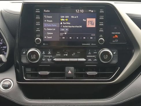 Used 2020 Toyota Highlander XLE AWD/4WD image 17