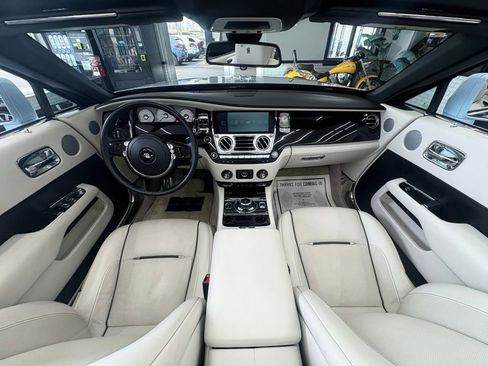 Used 2016 Rolls-Royce Dawn image 2