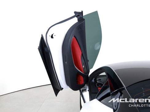 Used 2024 McLaren Artura image 11