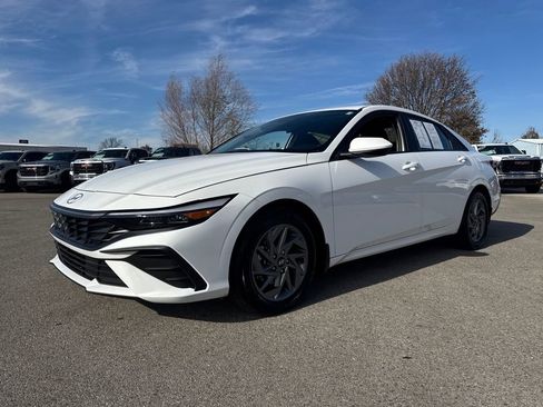 Used 2024 Hyundai Elantra SEL image 2