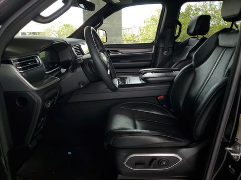 Used 2024 Jeep Wagoneer L Series II RWD image 15