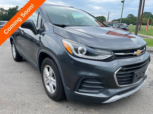Used 2017 Chevrolet Trax LT w/ LT Convenience Package FWD image 2