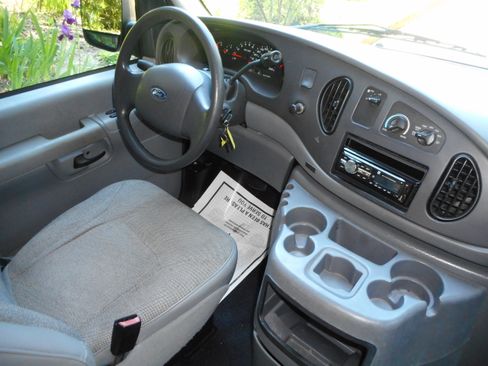 Used 2004 Ford E-350 and Econoline 350 Super Duty RWD image 22