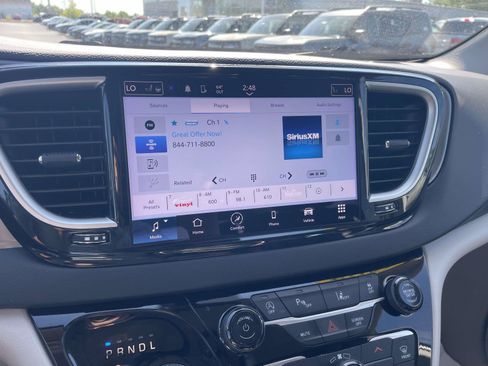 Used 2024 Chrysler Pacifica Touring-L FWD image 23