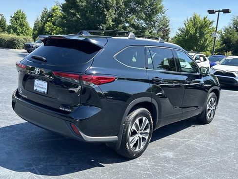 Used 2022 Toyota Highlander XLE AWD/4WD image 4