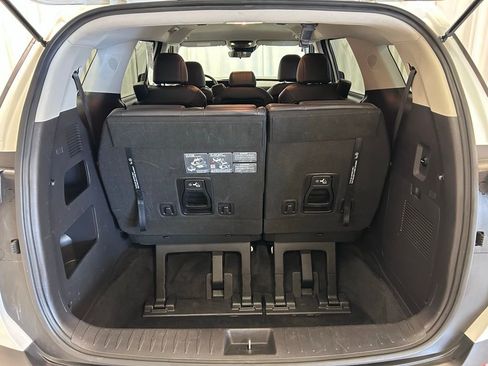 Used 2025 Kia Carnival FWD image 30