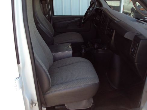 Used 2010 Chevrolet Express 1500 AWD image 15