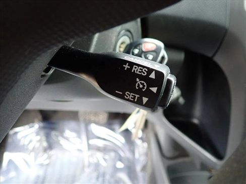 Used 2010 Toyota Yaris 4-Door Hatchback image 11