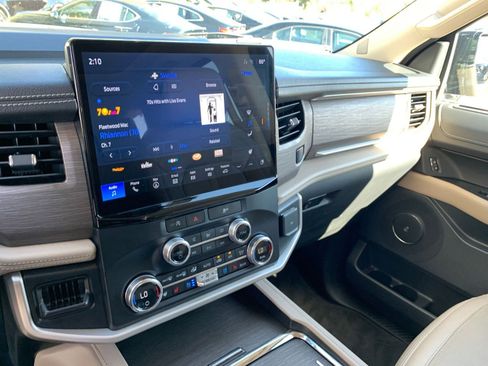 Used 2024 Ford Expedition Limited image 18