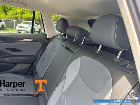 Used 2025 Volkswagen Tiguan SE w/ Panoramic Sunroof Package image 9