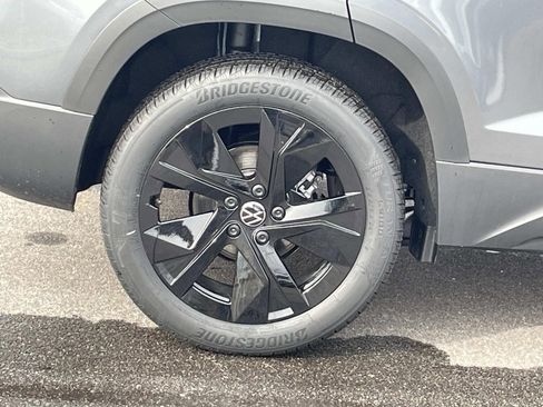 New 2026 Volkswagen Taos SE FWD image 9
