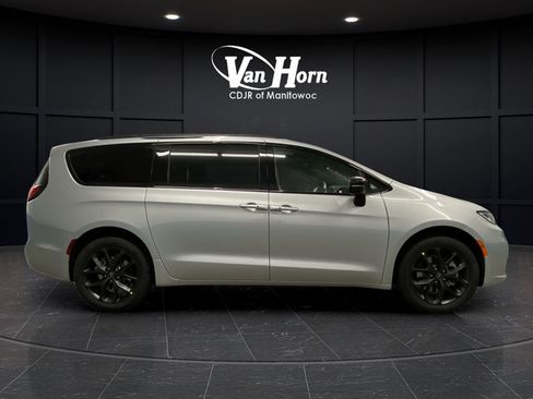 New 2026 Chrysler Pacifica Limited w/ S Appearance Package AWD/4WD image 2