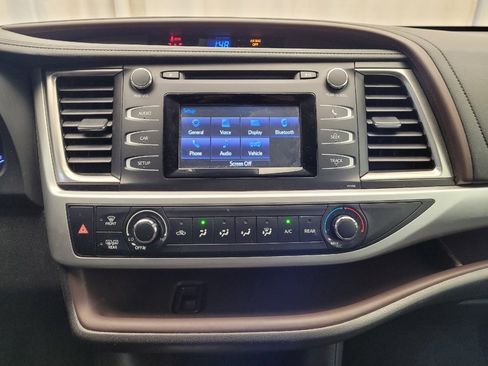 Used 2018 Toyota Highlander LE image 25
