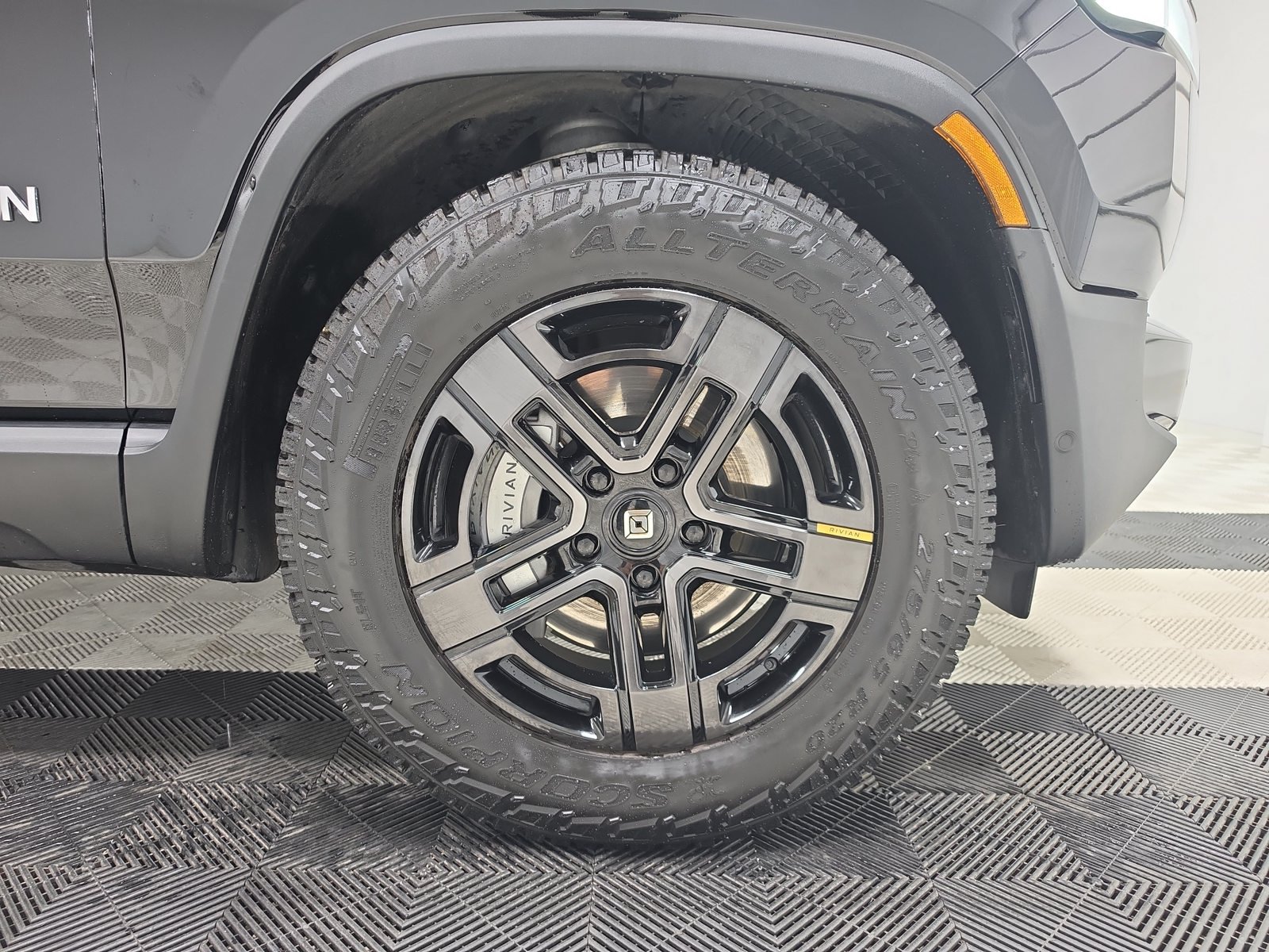 Used 2023 Rivian R1S Adventure Dual AWD/4WD image 11