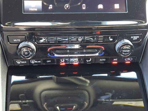 New 2025 Jeep Grand Cherokee L Laredo image 16