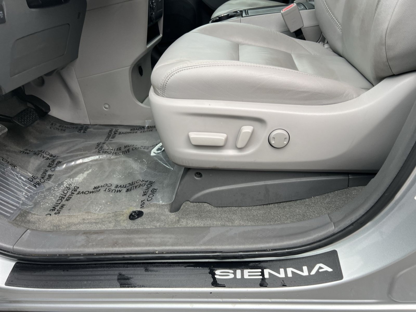 Used 2019 Toyota Sienna XLE w/ XLE Navigation Package FWD image 14