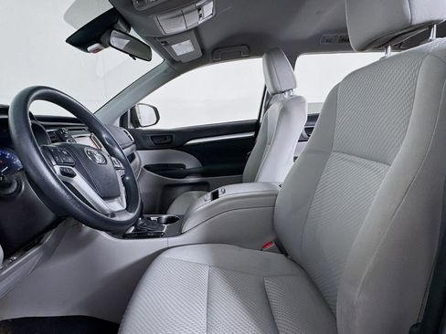 Used 2017 Toyota Highlander LE image 10