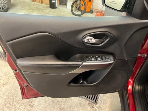 Used 2019 Jeep Cherokee Latitude w/ Popular Appearance Group FWD image 16